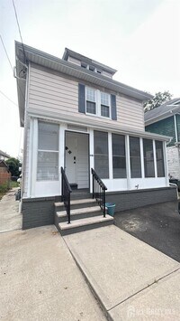 Building Photo - 440 Denison St
