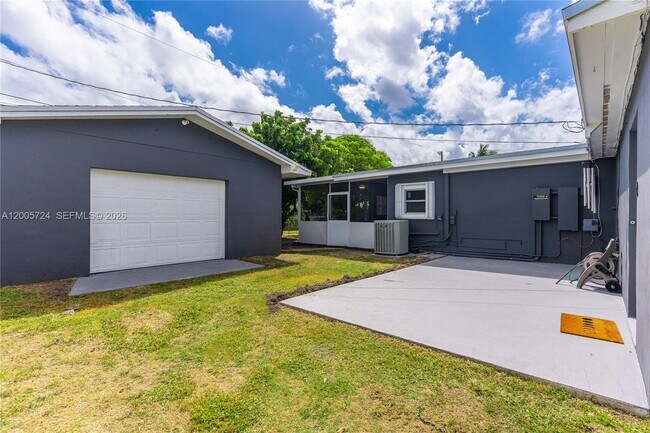 Building Photo - 1430 NE 11th St