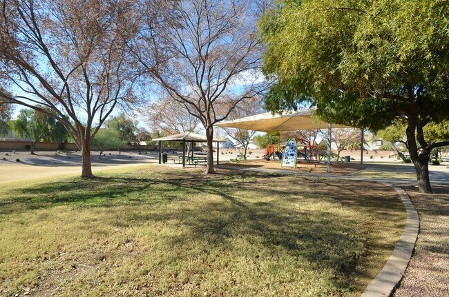 Building Photo - 1108 E Betsy Ln