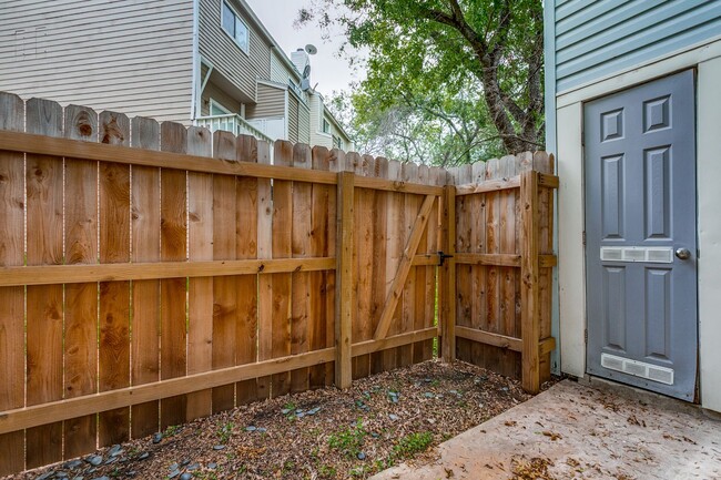 Building Photo - UPDATED 2-BEDROOM TOWNHOME AT NORTH PARK T...