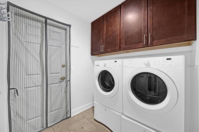 Building Photo - 3499 Summerwood Way