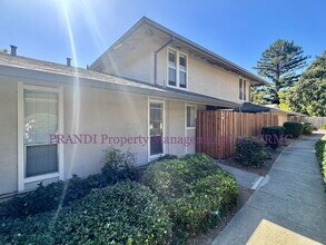 Building Photo - Updated Towhome with Washer/Dryer, Near Pa...