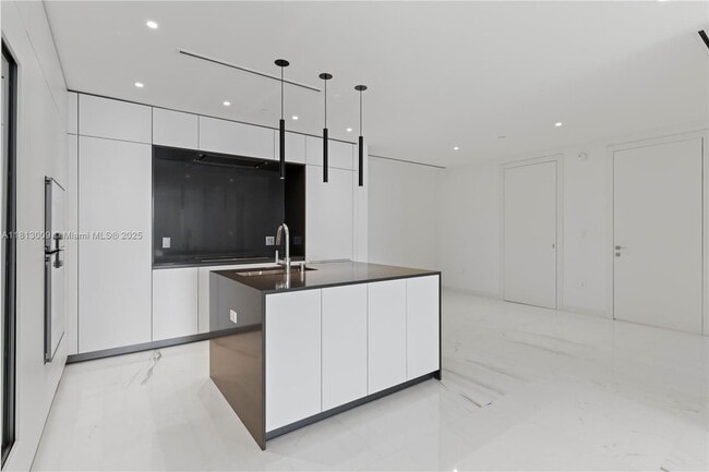 Building Photo - 300 Biscayne Blvd Way