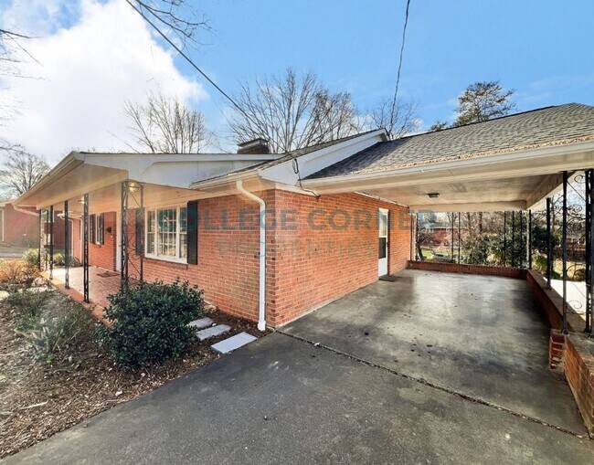 Building Photo - 830 Delmonte Dr NW