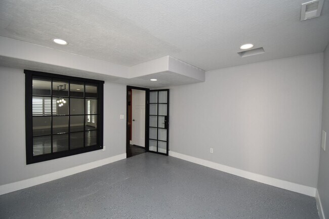 Building Photo - Spacious and Bright 5 Bed 3.5 Bath in Riverton!!