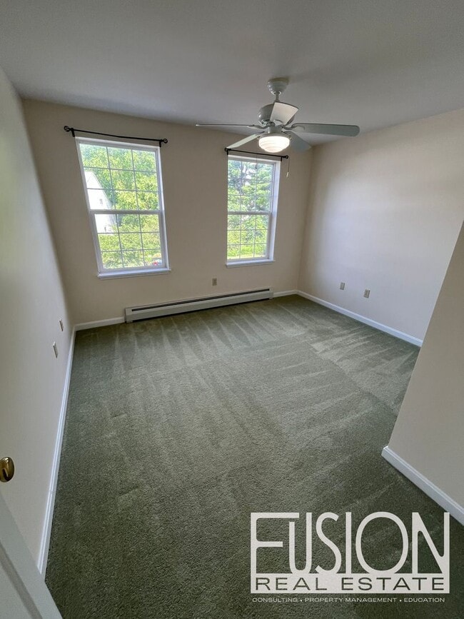 Building Photo - Impeccably Maintained 3bd, 2 bth Stonington Circle Condo!