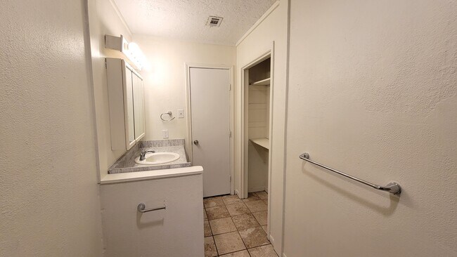 Building Photo - 2100 Hill Top Ct