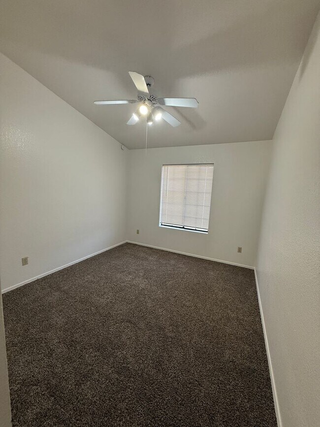 Building Photo - 3 Bed 2 Bath home in the highly desirable Northwest Tucson area. New paint and Carpet!