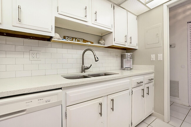 Building Photo - 2121 N Ocean Blvd