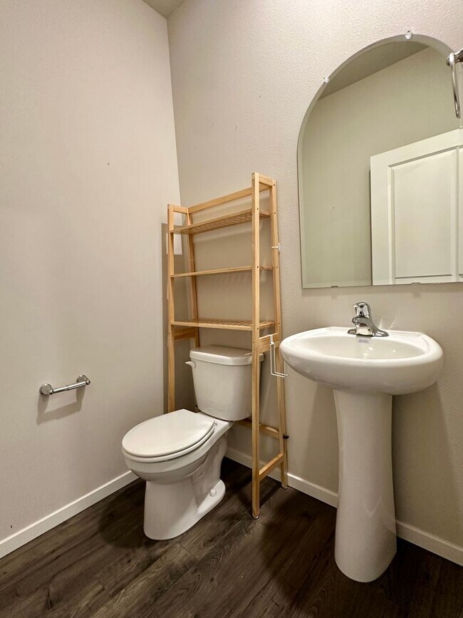 Building Photo - ? Modern 3-Bedroom Townhouse with Bright O...