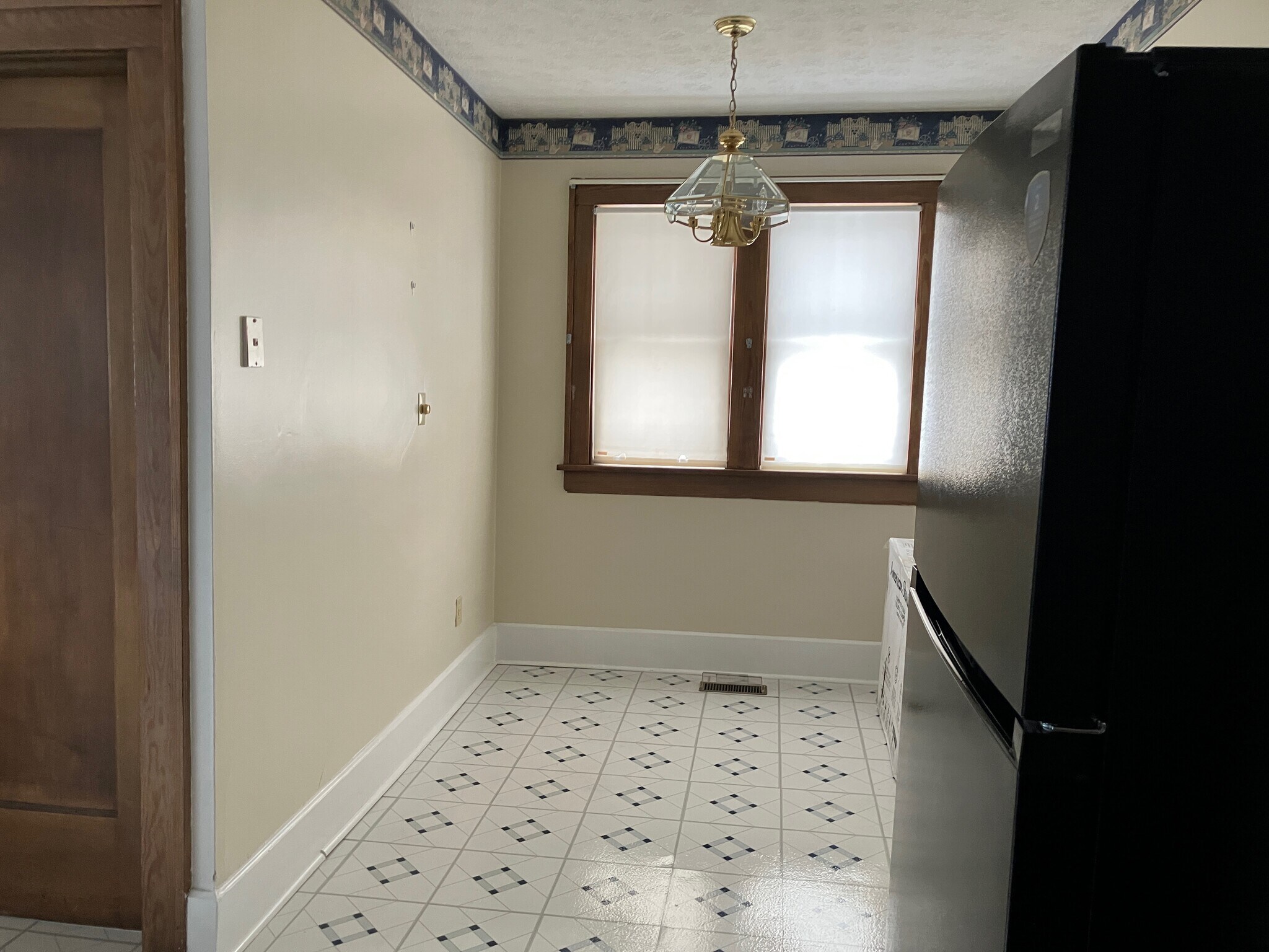 Building Photo - 225 E Allen St