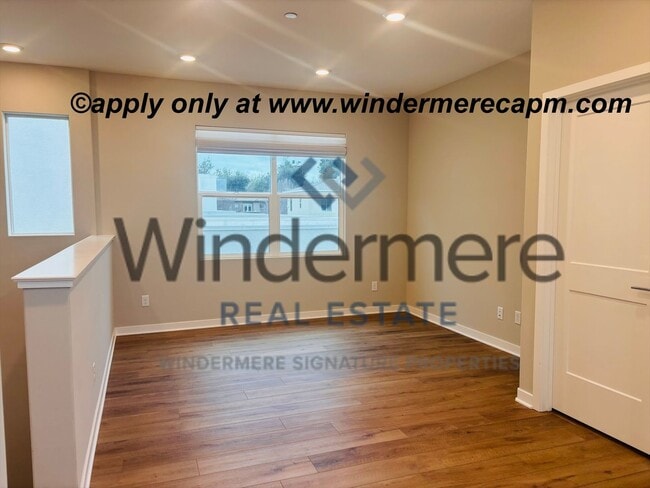 Building Photo - Modern Living in the heart of McKinley Village!