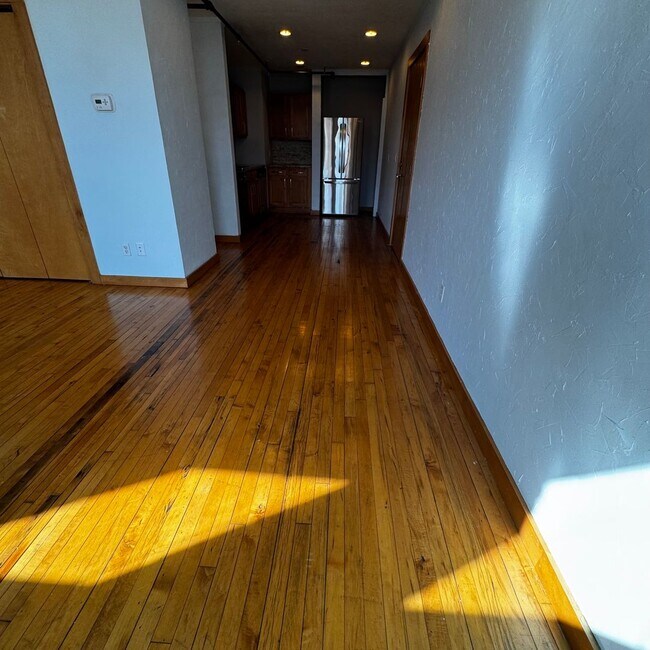 Building Photo - Spectacular industrial style studio, 1 full bath 466 sq ft condo in desirable Downtown St Paul!