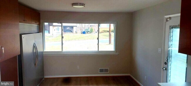 Building Photo - 9820 Inglemere Dr