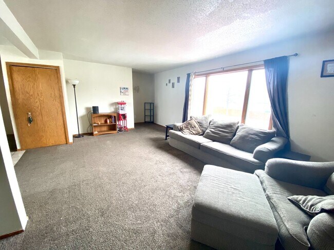 Building Photo - For Rent: Charming 3-Level Townhome in Qui...