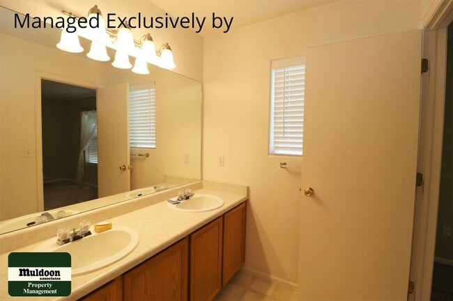 Building Photo - Northeast Pet Friendly Townhome!