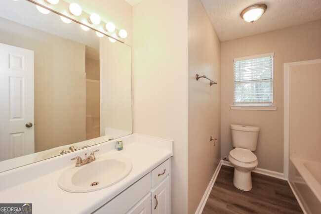 Building Photo - 7911 Woodlake Dr