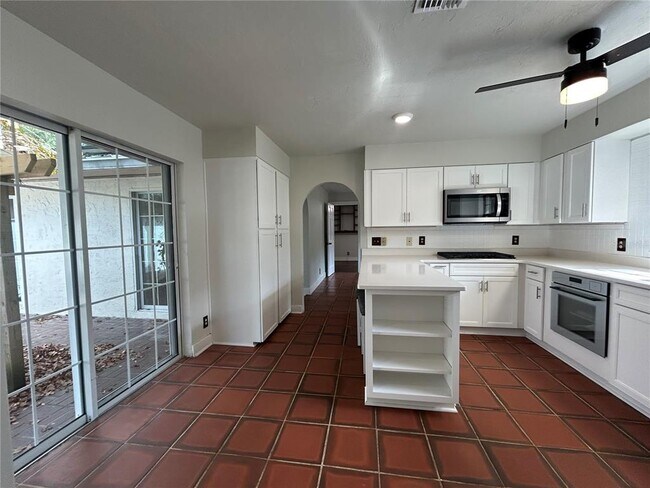 Building Photo - 3322 NW 39th Ter