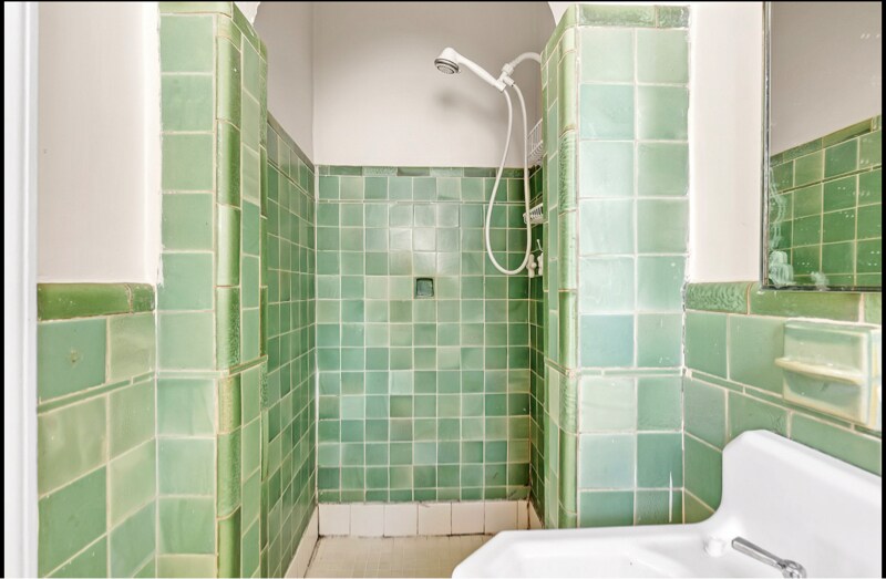 Building Photo - 665 E Pkwy S