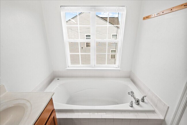 Building Photo - Modern Comfort Meets Convenience, Close to...