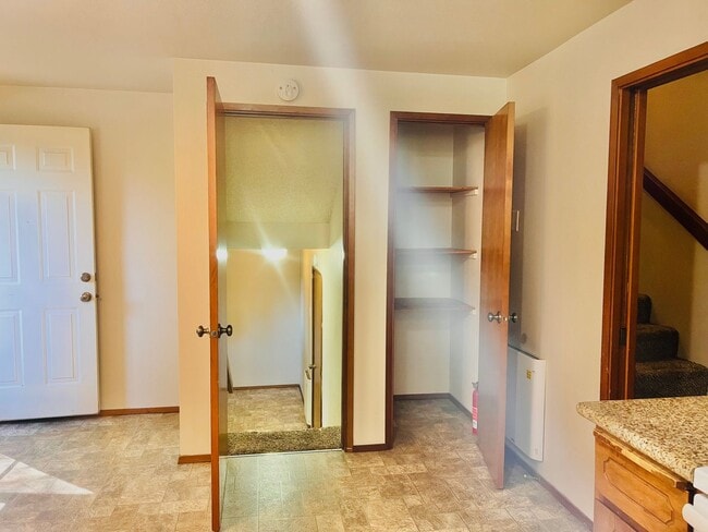 Building Photo - Eastside Olympia/ Must See! Available Now-2bd 1bath
