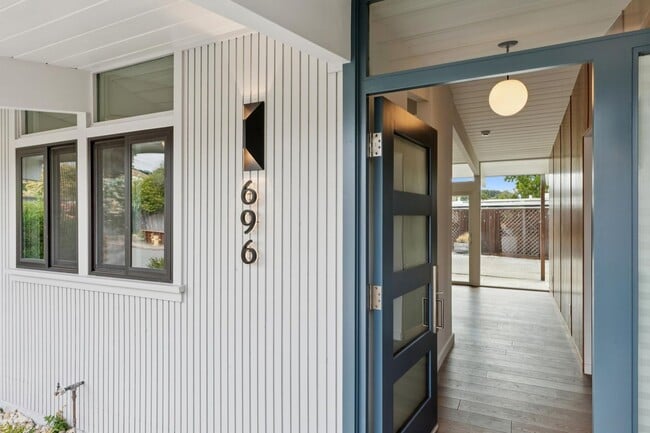 Building Photo - Eichler Mid-Century Home, Newly Renovated