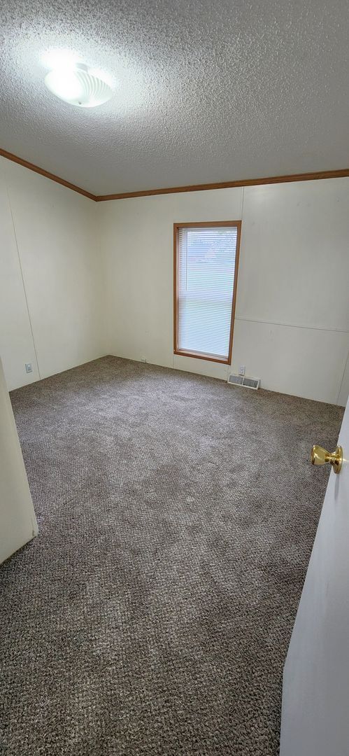 Building Photo - Nice, large, mobile home on outskirts of T...