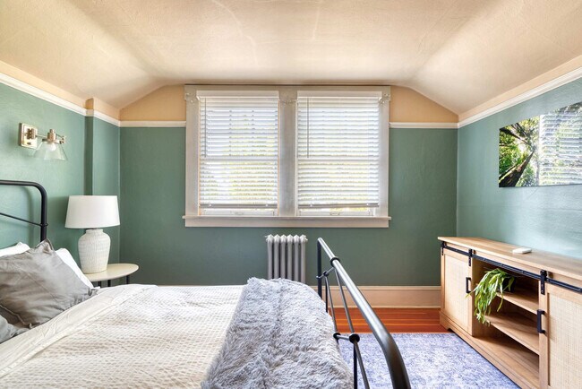 Building Photo - 2034 NE Flanders St