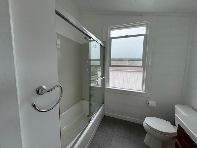 Building Photo - Three Bedroom House in Visitacion Valley
