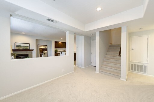 Building Photo - Immaculate 2 Bedroom Irvine Condo
