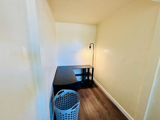 Building Photo - 4 bedrooms, 2 kitchens, 2.5 bathrooms, lau...