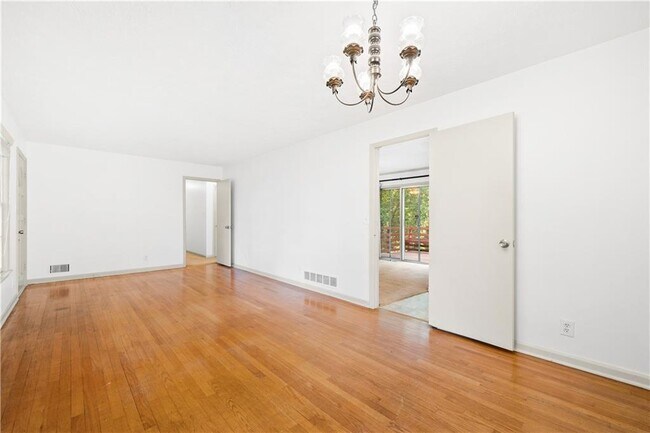 Building Photo - 4531 S Roberts Dr