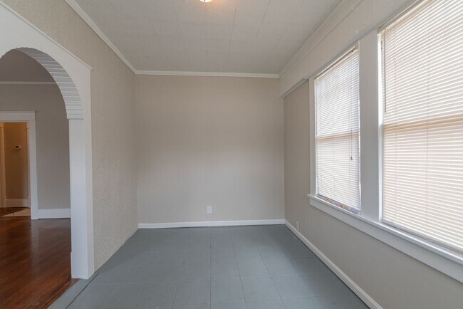 Building Photo - $1500 - 3 bed/1 bath house in Central Aven...