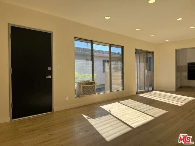 Building Photo - 432 S Sherbourne Dr