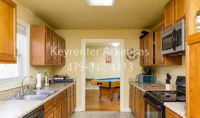 Building Photo - Beautiful Home Near the University!