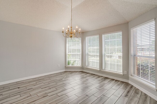 Building Photo - Welcome Home- Stylish 3 Bedroom, 2 Bath Ho...