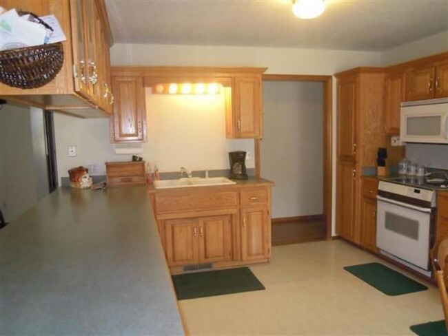 Building Photo - 2000+ sq ft, 3-4 bed, 2 bath, 2 car garage...