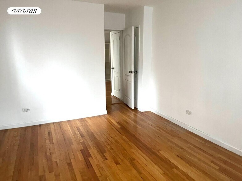 Building Photo - 200 E 28th St