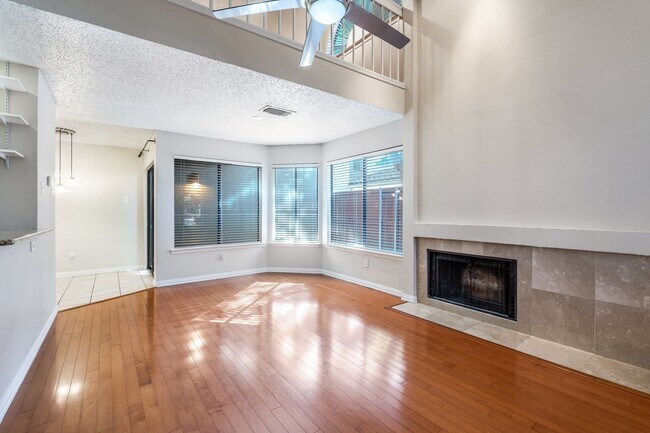 Building Photo - Charming 2 Bed, 2 Bath Condo in North Dall...