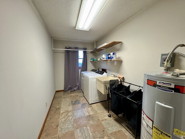 Building Photo - 702 W 6th Ave