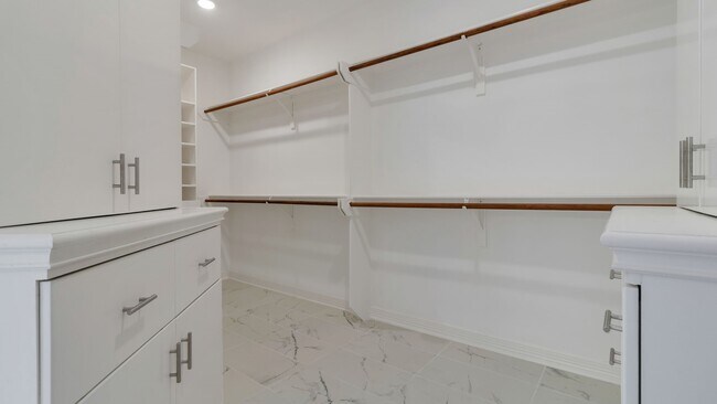 Building Photo - 14918 Plantation Oak Dr