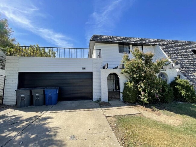 Primary Photo - 6114 S Lakewood Ave