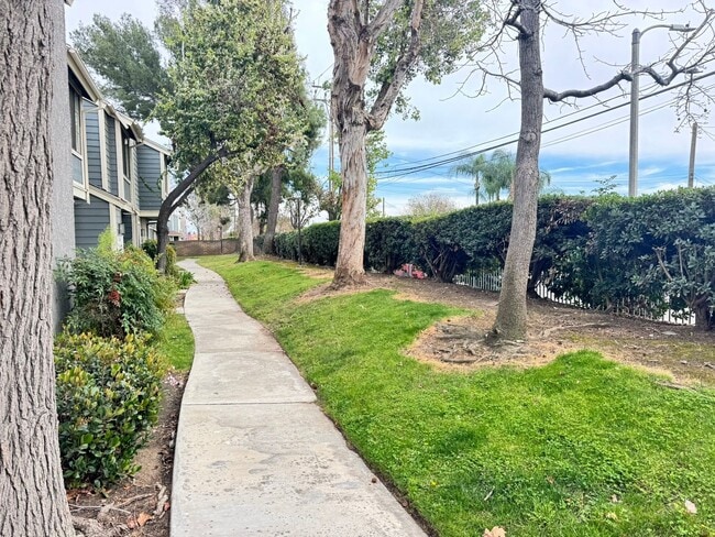 Building Photo - Welcome home to this charming and cozy corner-unit condo in the heart of Rancho Cucamonga!