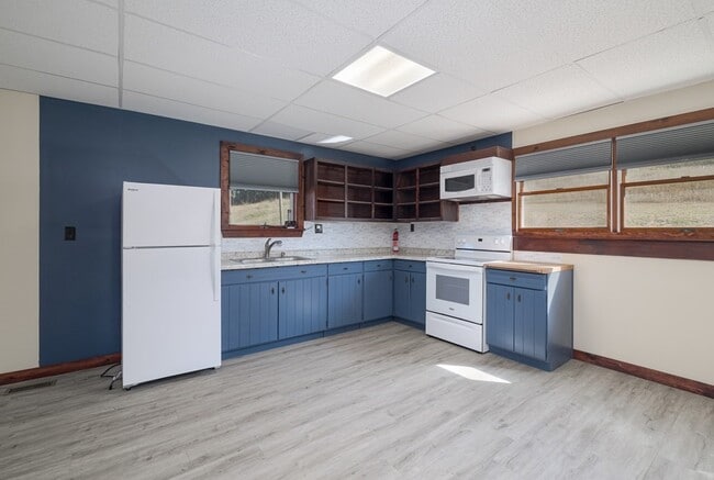Building Photo - 20 Mutton Hill Rd