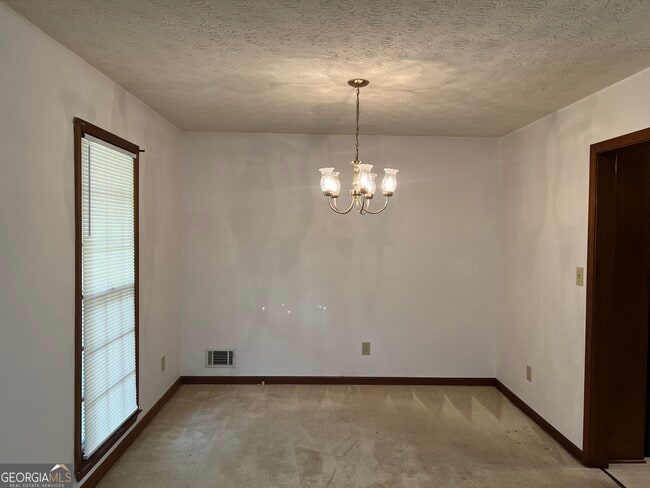Building Photo - 380 Hidden Valley Dr SE