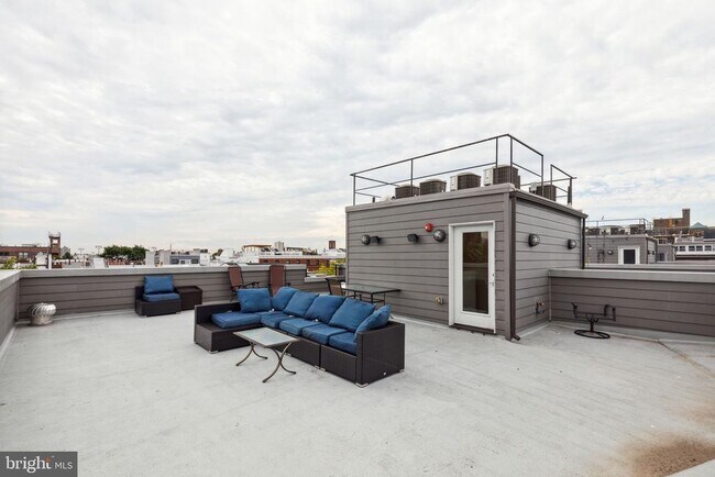Building Photo - 708 S Sartain St