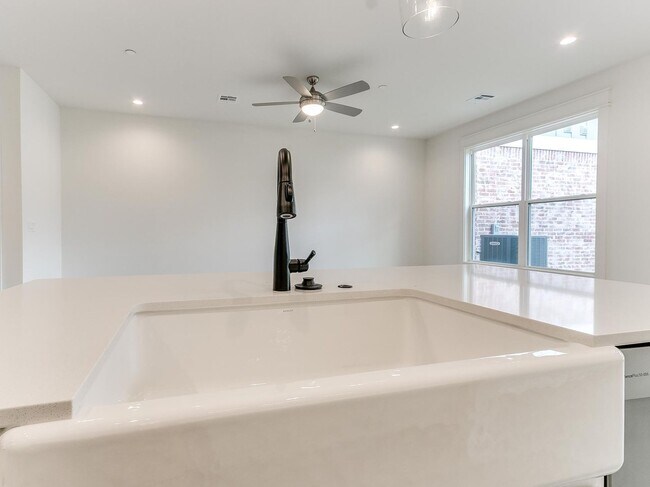 Building Photo - Luxury, Zero Maintenance Living Edmond Townhome