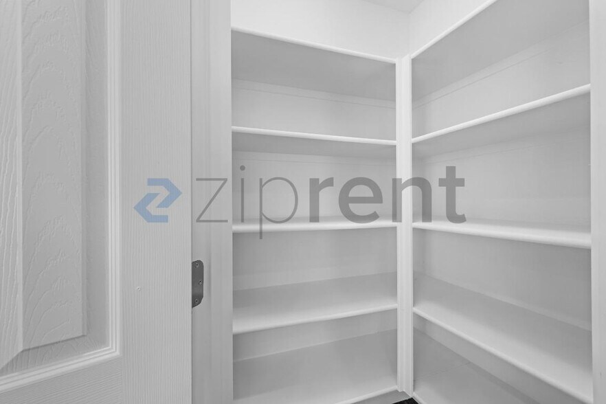 Building Photo - Unit