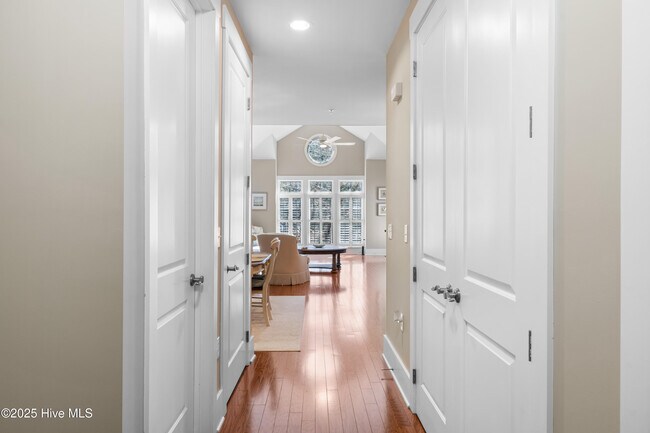 Building Photo - 2537 St James Dr SE