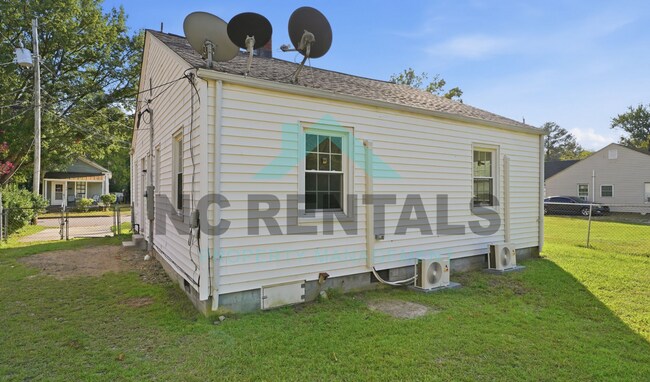 Building Photo - 1309 Carolina St E